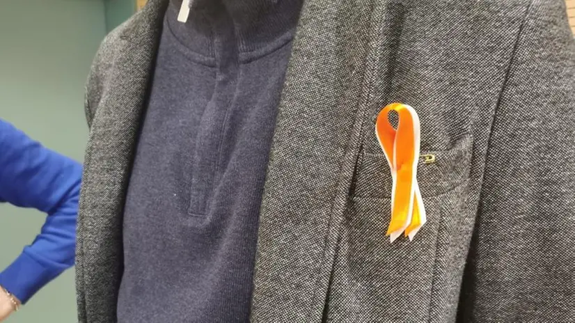 Gli amici di Greta in aula portano un fiocchetto arancio, suo colore preferito