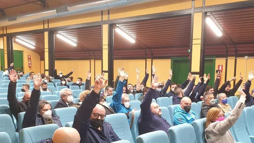 Alcuni dei partecipanti votano all’assemblea del Rovato