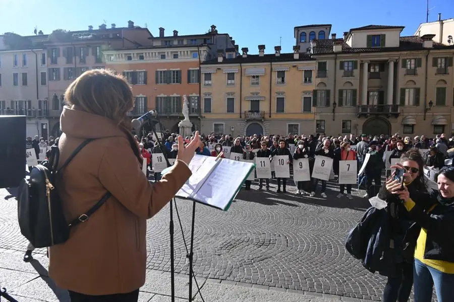 In piazza Paolo VI si festeggiano i 200 giorni del presidio 9 agosto