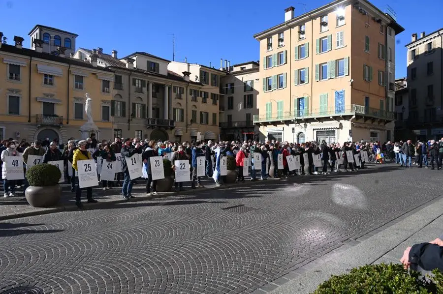 In piazza Paolo VI si festeggiano i 200 giorni del presidio 9 agosto