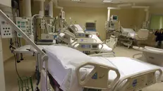Letti vuoti in un reparto di terapia intensiva - © www.giornaledibrescia.it