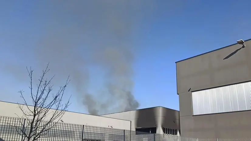Nella zona industriale, ieri mattina fumo nero si alzava dallo stabilimento della Rpf - © www.giornaledibrescia.it