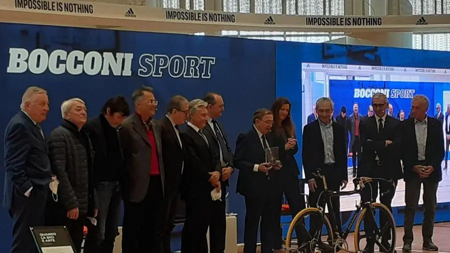 Al centro Ernesto Colnago, da sinistra Boifava, Dancelli, Bugno per la foto ricordo