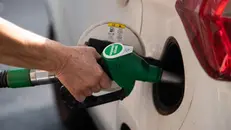Un uomo fa rifornimento di benzina - © www.giornaledibrescia.it