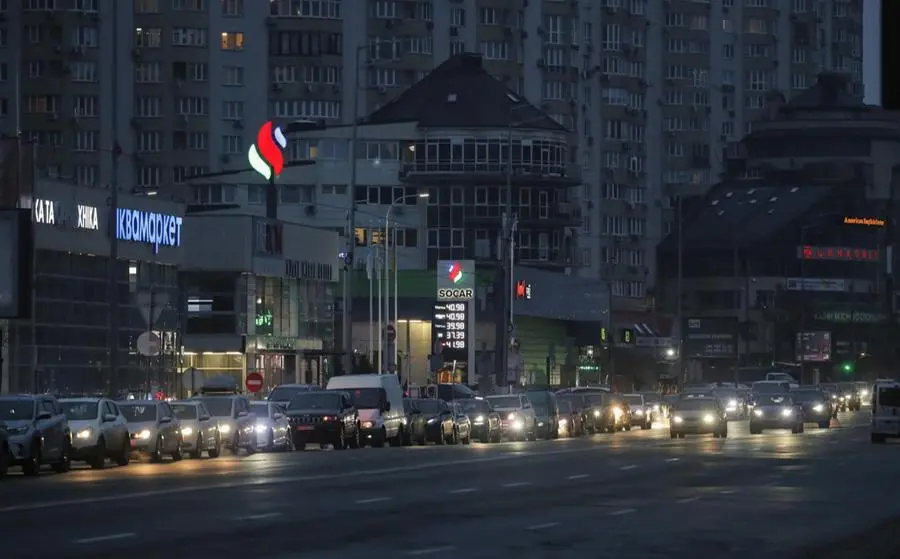 Le code in auto, fuori dalle farmacie e ai benzinai a Kiev dopo l'annuncio dell'attacco russo