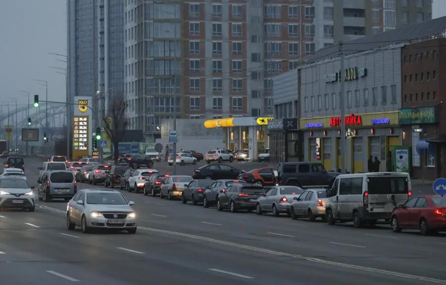 Le code in auto, fuori dalle farmacie e ai benzinai a Kiev dopo l'annuncio dell'attacco russo