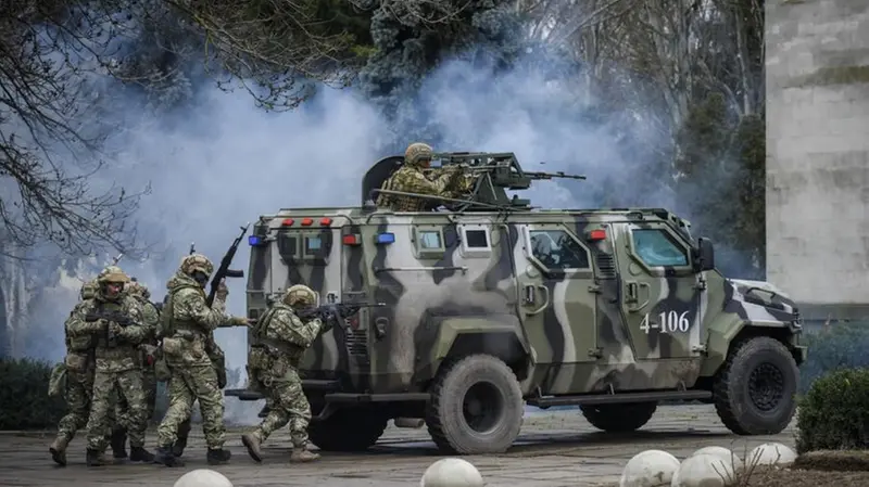 Un'esercitazione militare della polizia ucraina - Foto Oleg Petrasyuk/Epa © www.giornaledibrescia.it