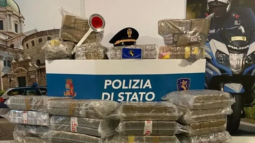 L'uomo aveva la droga nel baule, divisa in 2.321 panetti - Foto Polizia di Stato