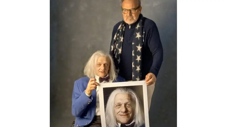 Il poeta Innocente Foglio e il fotografo Oliviero Toscani mostrano lo scatto scelto per la copertina della raccolta di versi - © www.giornaledibrescia.it