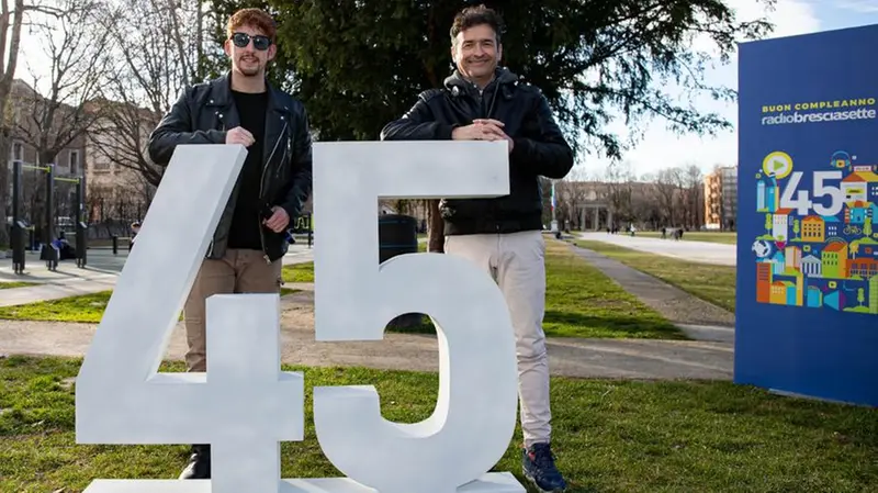 La festa per i 45 anni di radio Bresciasette: tappa al liceo Foppa