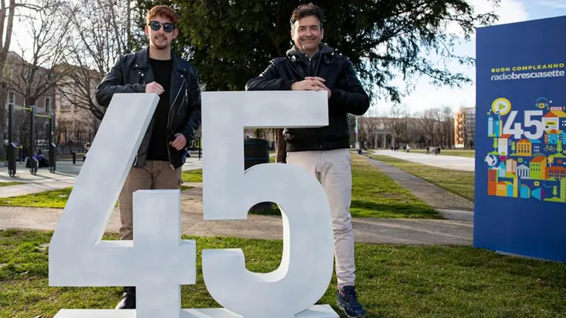 La festa per i 45 anni di radio Bresciasette: tappa al liceo Foppa
