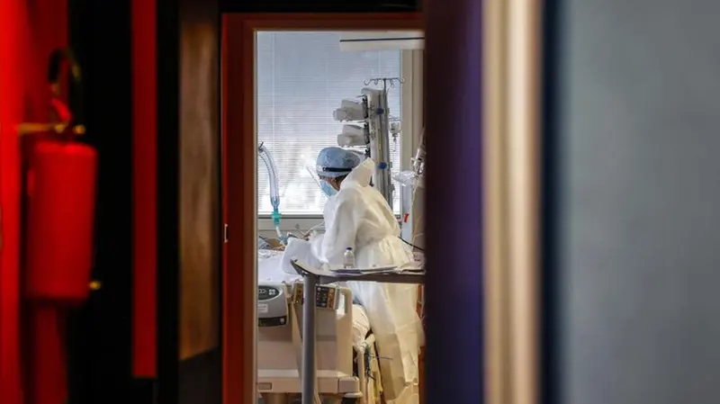 Un'infermiera al lavoro in un reparto ospedaliero - Foto Ansa/Giuseppe Lami © www.giornaledibrescia.it