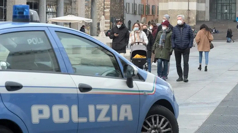 I controlli. Una pattuglia della polizia in piazza della Vittoria - Foto © www.giornaledibrescia.it