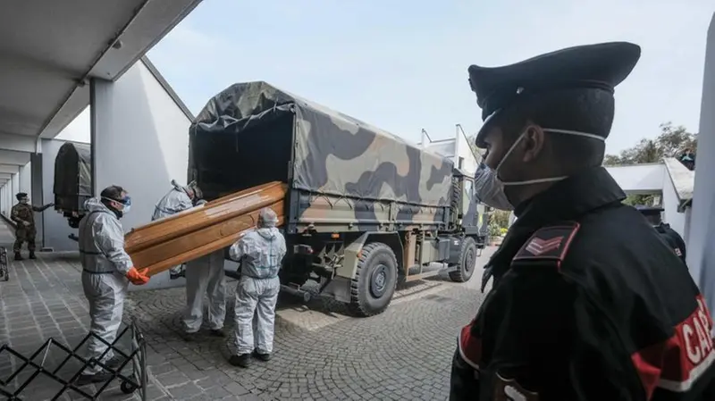 Il trasporto delle bare con i camion militari a Bergamo - Foto © www.giornaledibrescia.it