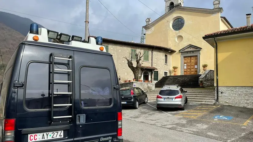 Il furgone della Scientifica dei Carabinieri nel paese di Polaveno - © www.giornaledibrescia.it