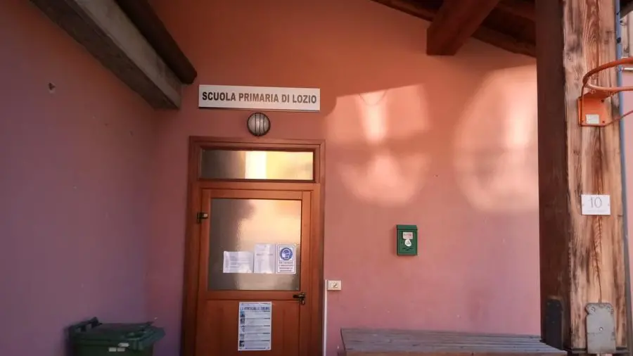 L'ingresso della scuola elementare di Lozio - © www.giornaledibrescia.it