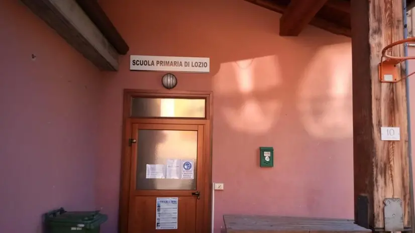 L'ingresso della scuola elementare di Lozio - © www.giornaledibrescia.it