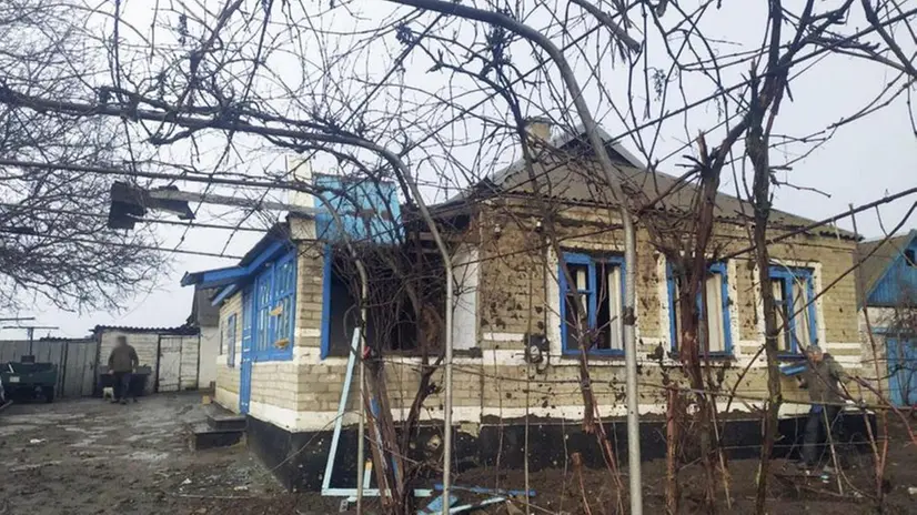 I risultati di un bombardamento a Donetsk in uno scatto della polizia ucraina - Foto Epa © www.giornaledibrescia.it