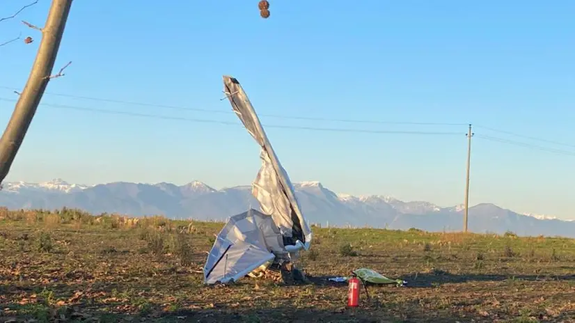 Centenaro, precipita deltaplano a motore: morto il pilota