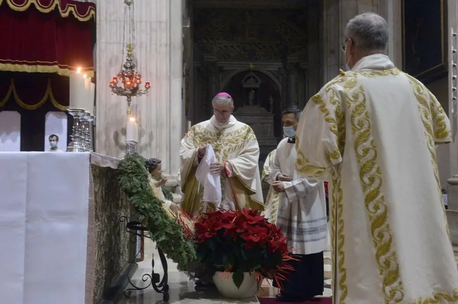 Il vescovo Pierantonio Tremolada celebra la messa di Natale in Duomo