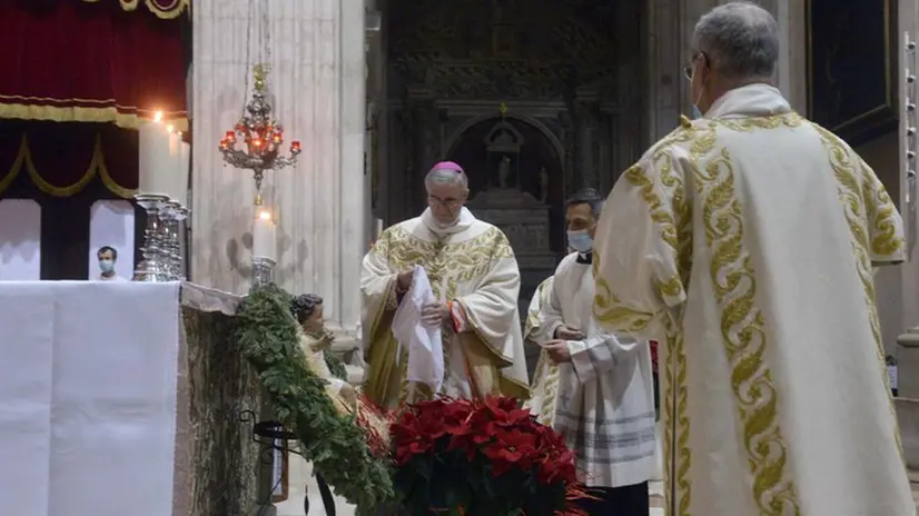 Il vescovo Pierantonio Tremolada celebra la messa di Natale in Duomo