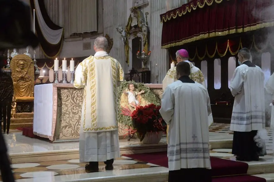 Il vescovo Pierantonio Tremolada celebra la messa di Natale in Duomo