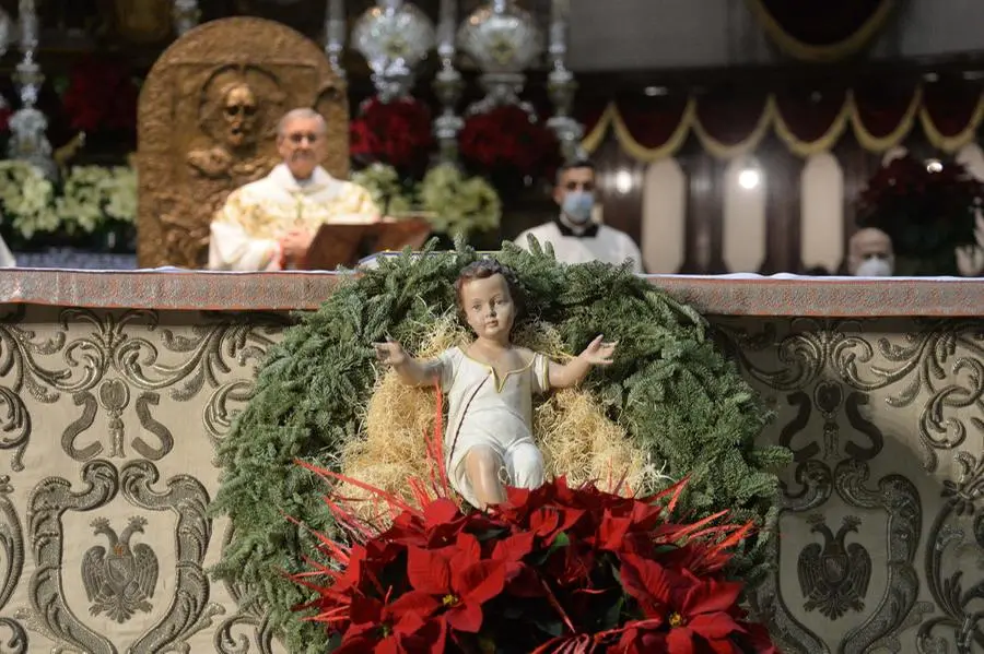 Il vescovo Pierantonio Tremolada celebra la messa di Natale in Duomo