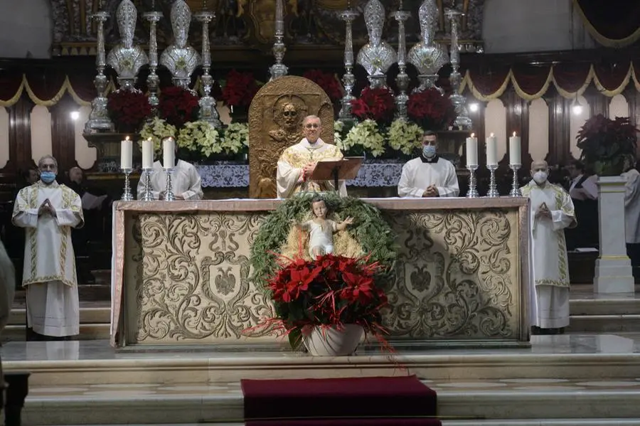 Il vescovo Pierantonio Tremolada celebra la messa di Natale in Duomo