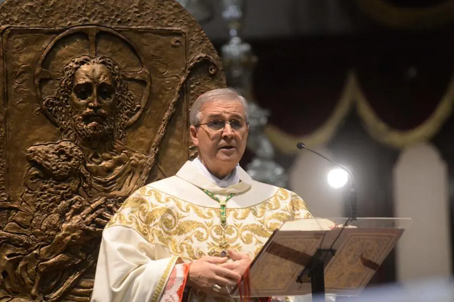 Il vescovo Pierantonio Tremolada celebra la messa di Natale in Duomo