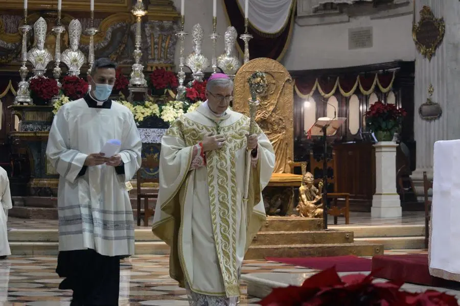 Il vescovo Pierantonio Tremolada celebra la messa di Natale in Duomo