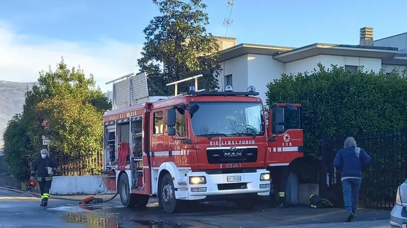 Cellatica, fumo da una carrozzeria: allarme rientrato