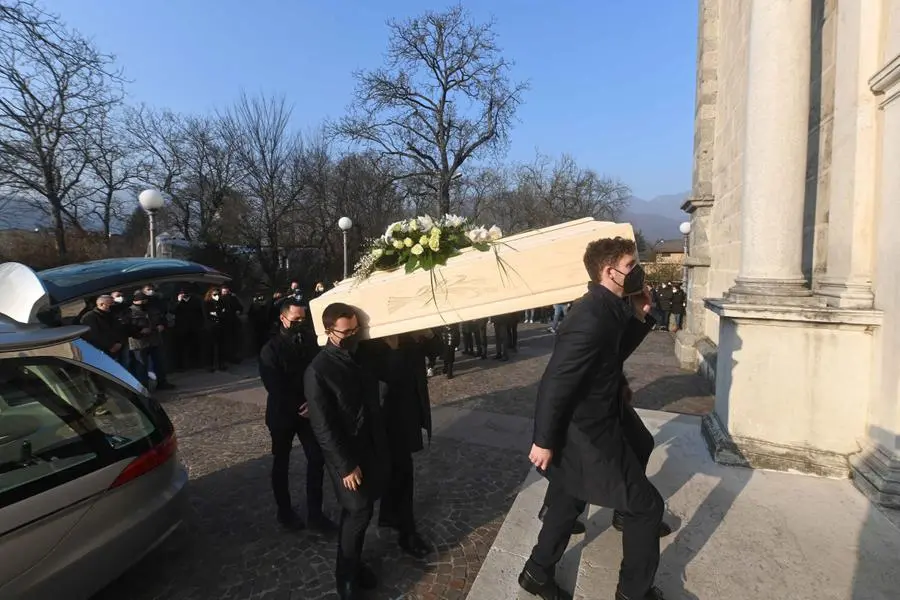 A Sabbio Chiese i funerali di Dennis Guerra