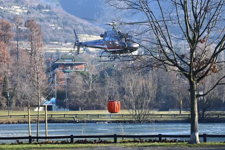 L'elicottero si rifornisce al parco Ducos