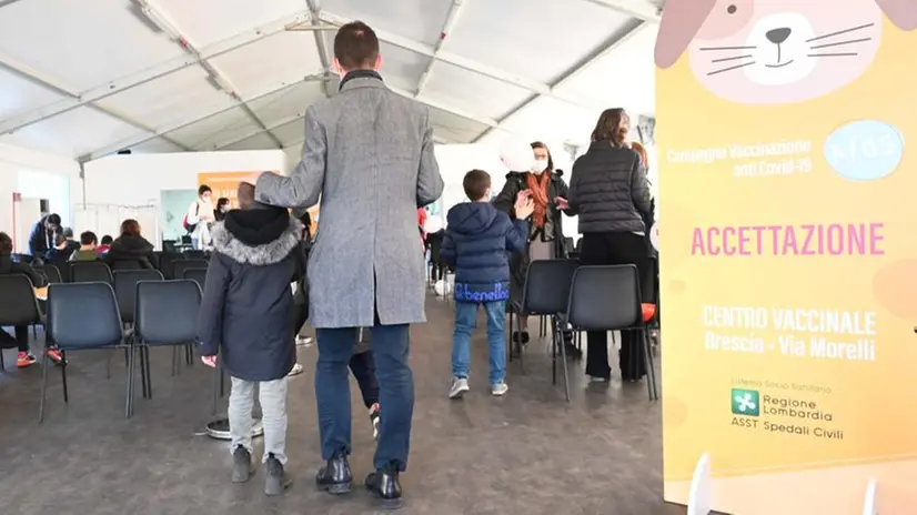 Le immagini del primo giorno di vaccinazione ai bambini
