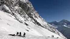 In una foto d'archivio, operatori del Soccorso alpino in azione