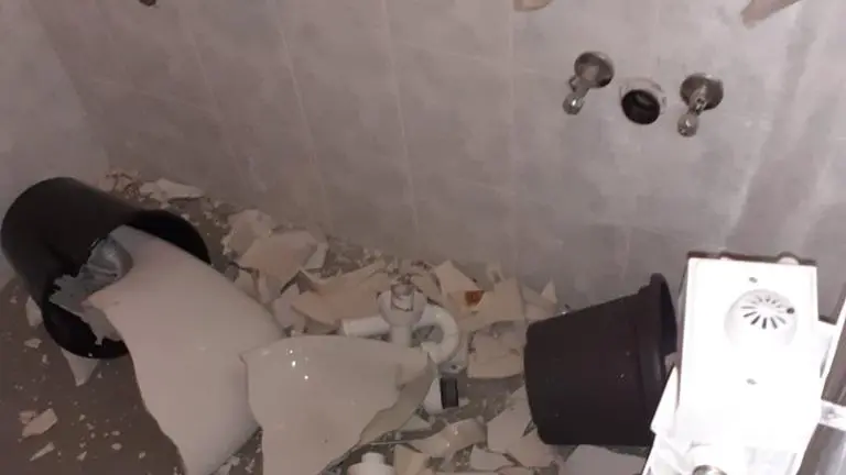I danni ai sanitari di Cocca Tris