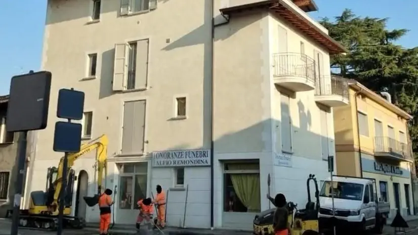 Gli operai al lavoro per rimuovere il dosso - © www.giornaledibrescia.it