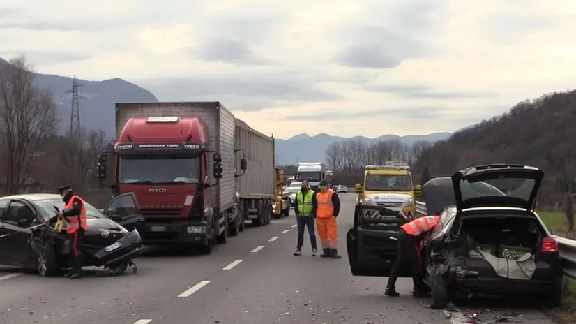 Investito sulla Statale 42 dalla sua stessa auto: grave automobilista