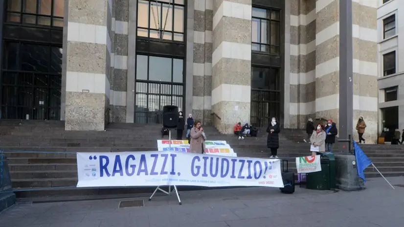 La manifestazione delle Sardine in piazza Vittoria
