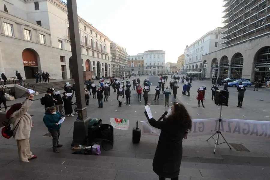 La manifestazione delle Sardine in piazza Vittoria