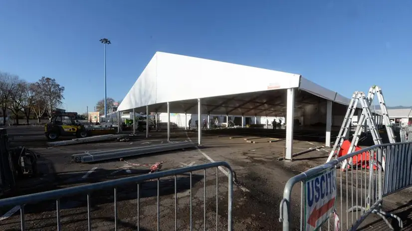 L'allestimento dell'hub per i vaccini in via Morelli