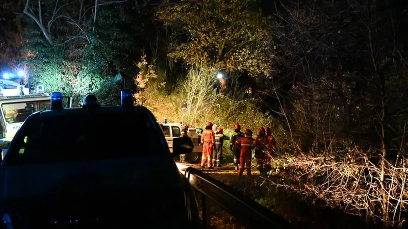Le operazioni nella serata di martedì per spegnere l'incendio in Maddalena