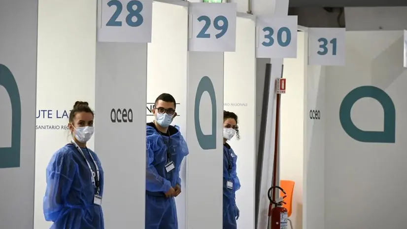 Medici vaccinali in attesa in un hub  - Foto Ansa/Riccardo Antimani © www.giornaledibrescia.it