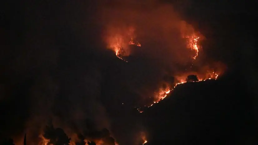 Maddalena, il fronte del fuoco squarcia il buio della notte