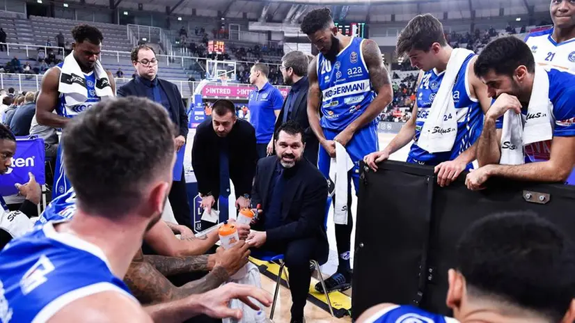 La squadra attorno a coach Magro - Foto New Reporter Checchi © www.giornaledibrescia.it