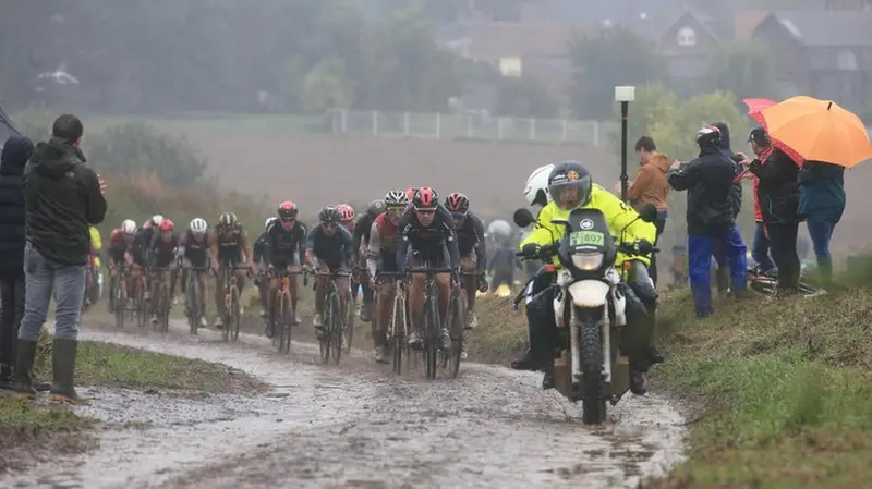 Un momento della Parigi-Roubaix, gara mito per i ciclisti e gli appassionati - Foto Epa © www.giornaledibrescia.it