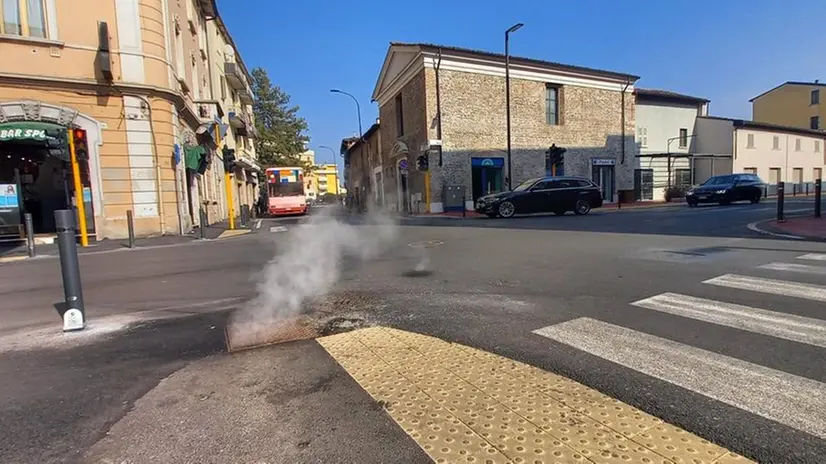 L’incrocio con il tubo danneggiato, da lunedì 21 febbraio al via i lavori in via Milano - © www.giornaledibrescia.it