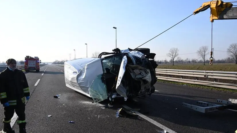 Il furgone e il tir coinvolti nell'incidente in A21 all'altezza di Ghedi