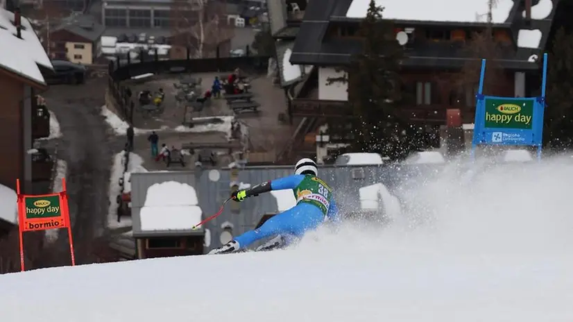 Una suggestiva immagine di Giovanni Franzoni nel recente superG di Bormio - © www.giornaledibrescia.it