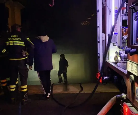 Castenedolo, rogo e famiglia soccorsa dai vicini vigili del fuoco